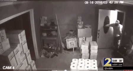 澳大利亚华裔老板被抢劫亮双刀：你一把刀我有两把