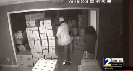 澳大利亚华裔老板被抢劫亮双刀：你一把刀我有两把