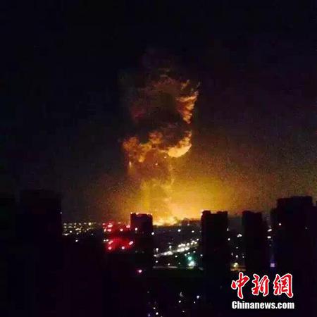 天津滨海新区发生剧烈爆炸 数十公里外有震感 民众身披床单到街头避险