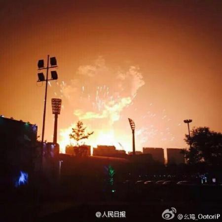 天津滨海新区发生剧烈爆炸 数十公里外有震感 民众身披床单到街头避险