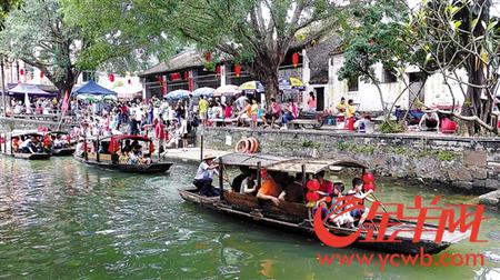 4日，佛山市顺德逢简水乡迎来大批游客