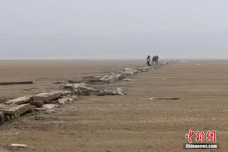 鄱阳湖水位持续走低 全国最长湖中石桥再现真容