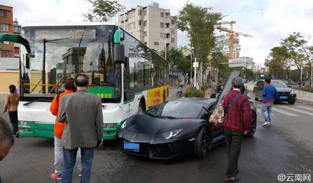 云南一兰博基尼突然变道撞上公交车 车主负全责