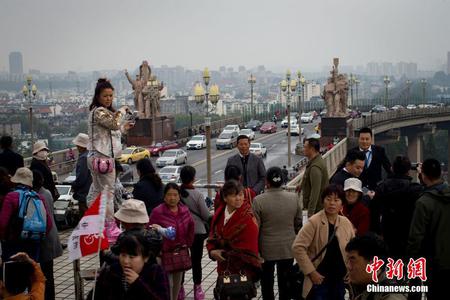 南京长江大桥正式封闭维修 桥面空空荡荡