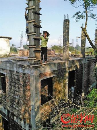 廖某书正在加建的第三层