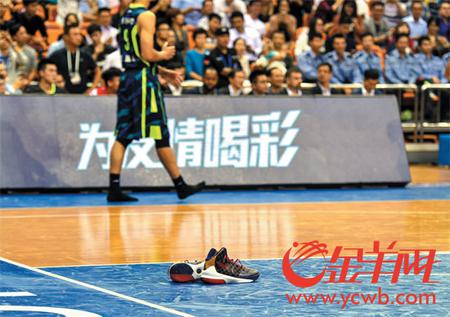 比赛开始时易建联穿着CBA 赞助商品牌的球鞋, 在第二节他突然脱鞋离场, 引起轩然大波新华社发 比赛开始时易建联穿着CBA 赞助商品牌的球鞋, 在第二节他突然脱鞋离场, 引起轩然大波新华社发