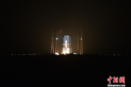 长征五号运载火箭在海南文昌成功发射