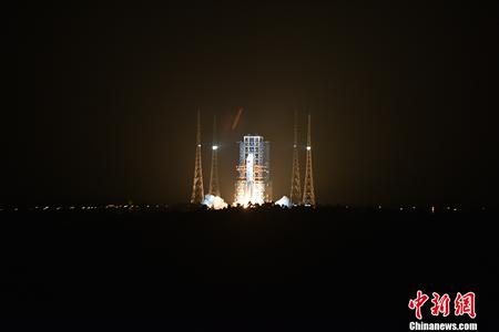 长征五号运载火箭在海南文昌成功发射