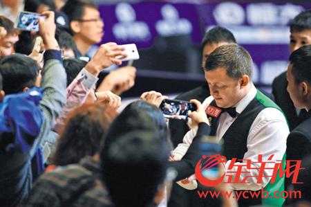 斯诺克名将艾伦（右）给球迷签名