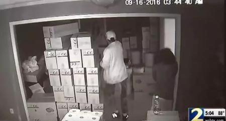 澳大利亚华裔老板被抢劫亮双刀：你一把刀我有两把