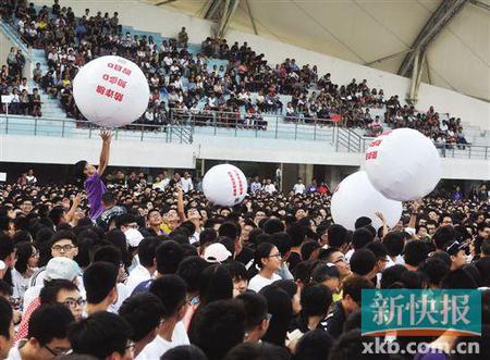 台下的大学生们反响热烈。新快报记者 孙毅/摄