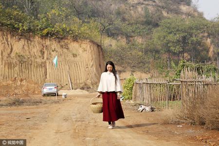 郑州80后美女舍弃城里百万豪宅 回农村种地住窑洞