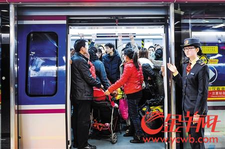 新版《守则》禁止在列车上“食用有刺激性气味的食品”