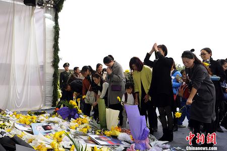 数万四川民众祭拜歼十女飞行员余旭烈士