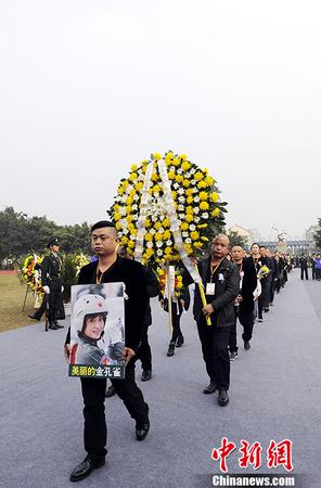 数万四川民众祭拜歼十女飞行员余旭烈士