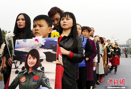 数万四川民众祭拜歼十女飞行员余旭烈士