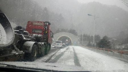 婚车因强降雪堵在高速上 新娘饿昏在车内