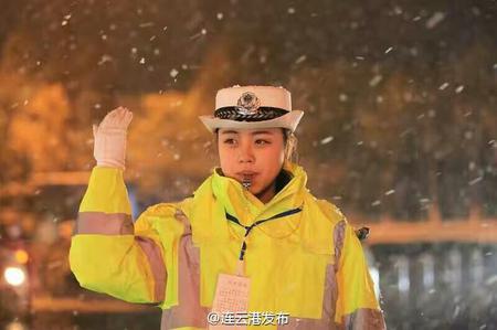 点赞！连云港最美女交警雪中坚守岗位