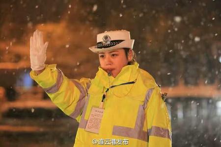 点赞！连云港最美女交警雪中坚守岗位