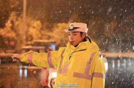 点赞！连云港最美女交警雪中坚守岗位