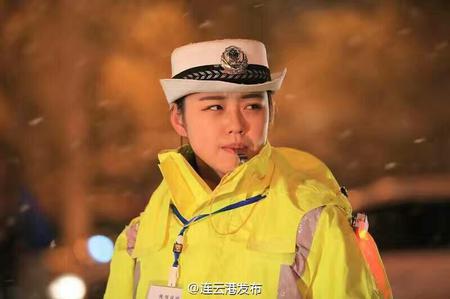 点赞！连云港最美女交警雪中坚守岗位