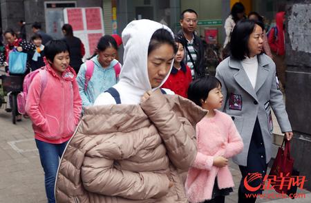 广州今早气温只有11度 不少人冒着寒冷上班上学