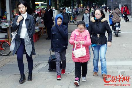 广州今早气温只有11度 不少人冒着寒冷上班上学