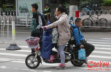 广州今早气温只有11度 不少人冒着寒冷上班上学