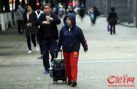 广州今早气温只有11度 不少人冒着寒冷上班上学