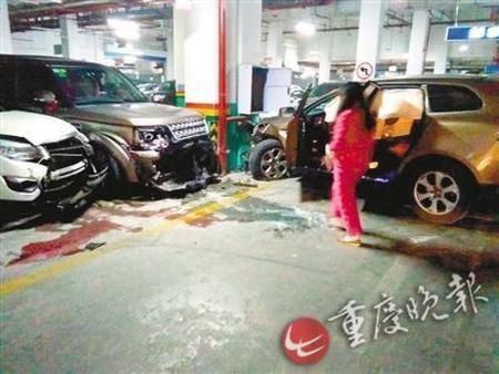 女司机开'大富豪'上坡打滑连撞8车 路虎惨被'毁容'