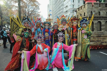 纽约举行感恩节大游行 游行队伍惊现中国戏曲'达人秀'