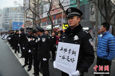 兰州民众送别英雄民警李钢 抓捕盗车嫌疑人时殉职