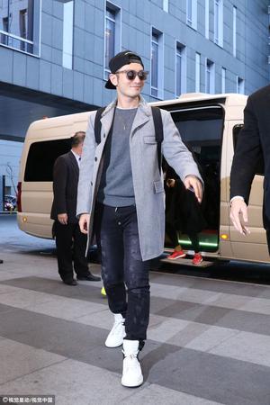 黄晓明抵台做活动赚奶粉钱 Baby挺孕肚爱相随