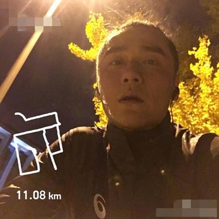 组图：蒋劲夫夜跑又迷路 与网友湿身畅聊半小时