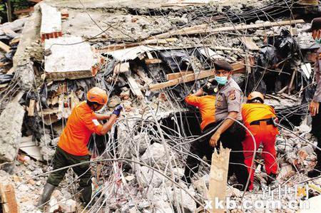 印尼西部6.4级地震已致97人遇难 医院已人满为患(图)