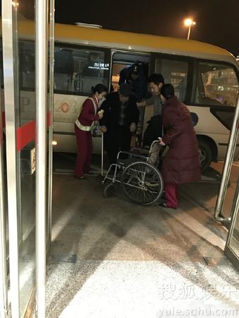 点赞！林依轮搀扶老人下车 看着比空姐都卖力