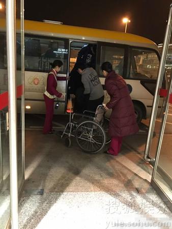 点赞！林依轮搀扶老人下车 看着比空姐都卖力