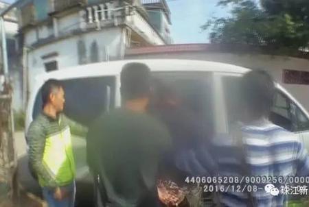 佛山3男子水下抱成团 2人脱衣夹住第3人