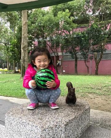 汪小菲晒女儿萌照 小玥儿越来越像大S