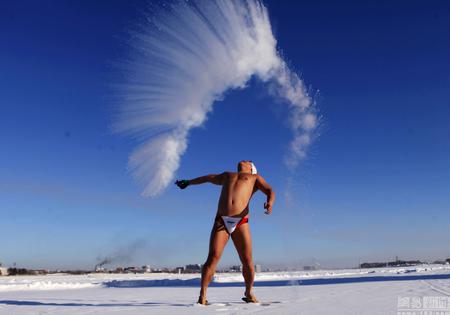 小哥-32℃赤膊畅游冰河 泼水成冰如天女散花