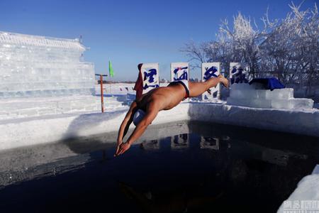 小哥-32℃赤膊畅游冰河 泼水成冰如天女散花