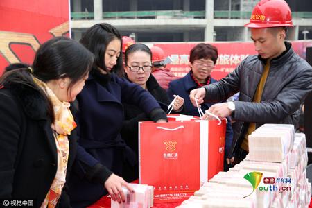 四川农民工吃坝坝宴迎新年 现场领钱回家过年