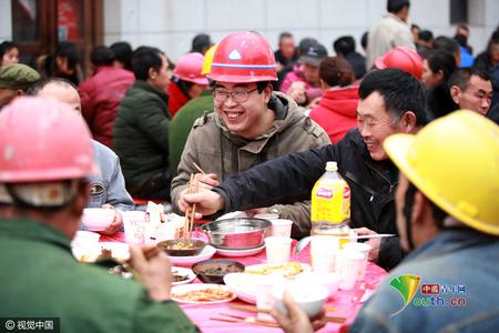 四川农民工吃坝坝宴迎新年 现场领钱回家过年