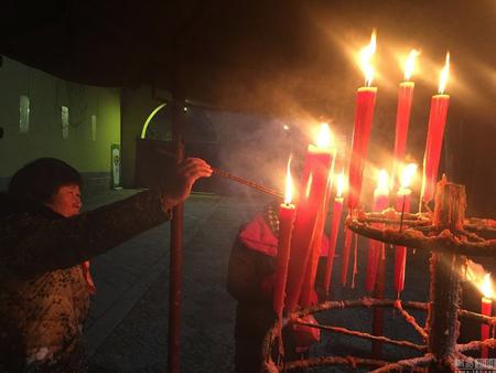 各地民众争抢头香 场面激烈堪比春运抢票