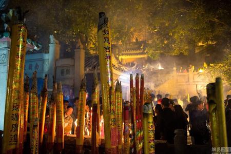 各地民众争抢头香 场面激烈堪比春运抢票