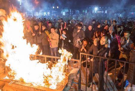 各地民众争抢头香 场面激烈堪比春运抢票