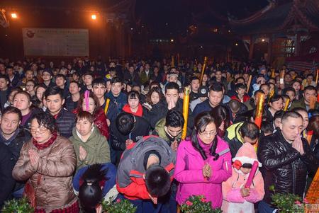 各地民众争抢头香 场面激烈堪比春运抢票