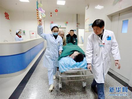 忙碌在岗位 奉献在佳节