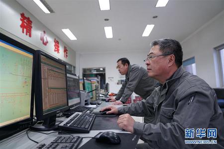 忙碌在岗位 奉献在佳节