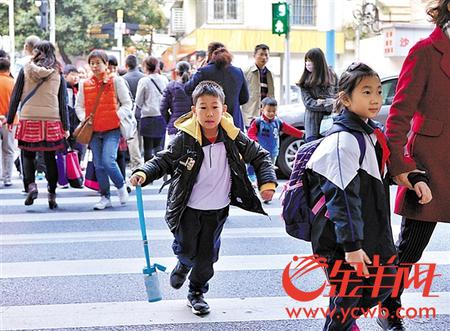 13日，广州市中小学开学，“小豆丁”们起早上学